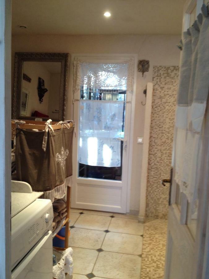 L'Oustalet Apartment La Tour-d'Aigues Bagian luar foto